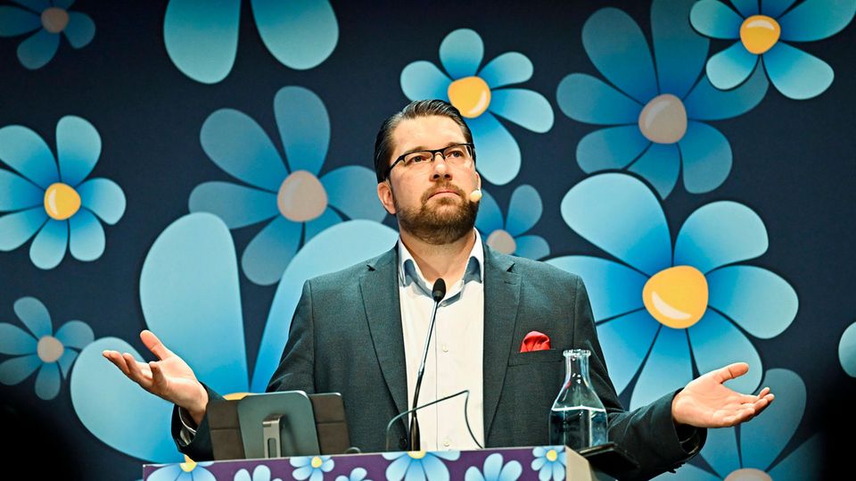 Parteichef Jimmie Åkesson von den Schwedendemokraten vor blau-gelben Blütenlogos