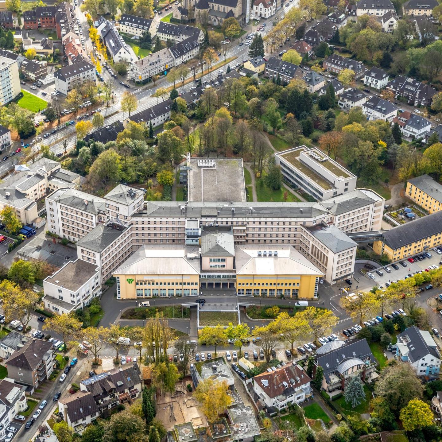 Klinik Essen-Mitte von oben: Verschiedene große Gebäude