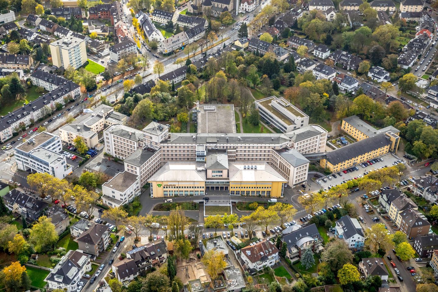 Klinik Essen-Mitte von oben: Verschiedene große Gebäude