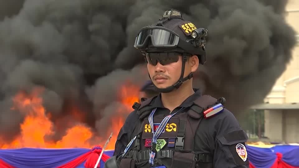 Video: Behörden in Kambodscha verbrennen tonnenweise Drogen