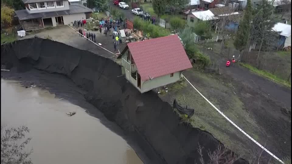 Video: Am Abgrund: Flut sorgt für schwere Schäden in Chile