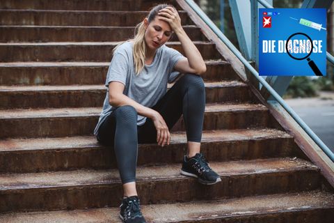 Eine Frau hat starke Gelenkschmerzen und Atemnot