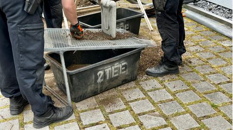 Die Polizei fand bei der Suche in einem Garten in Solingen weitere Knochenstücke.