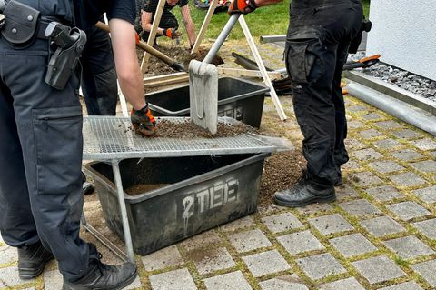 Die Polizei fand bei der Suche in einem Garten in Solingen weitere Knochenstücke.