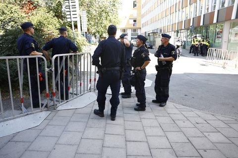 Die Polizei stellt Zäune vor der Zentralmoschee in Stockholm auf, der Hauptstadt Schwedens