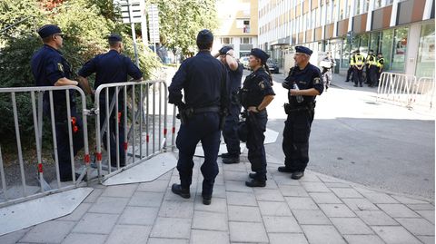 Die Polizei stellt Zäune vor der Zentralmoschee in Stockholm auf, der Hauptstadt Schwedens