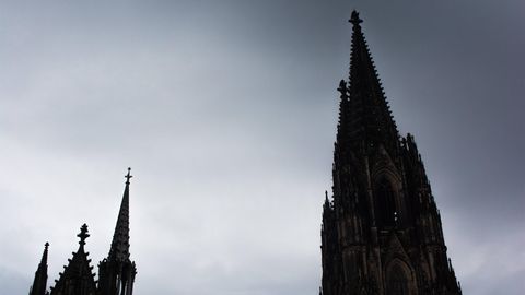 Kirchen-Austritte 2022: Der wolkenverhangene Kölner Dom