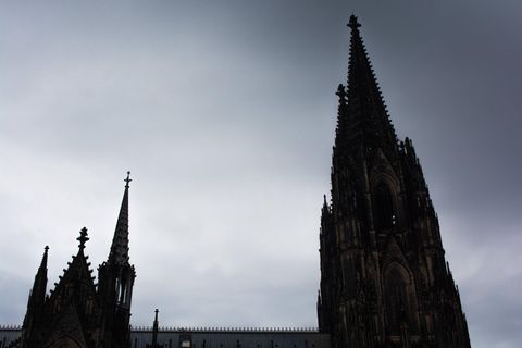 Kirchen-Austritte 2022: Der wolkenverhangene Kölner Dom