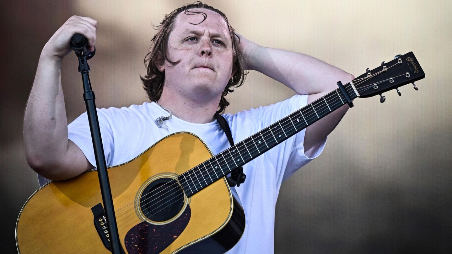 Lewis Capaldi auf der Bühne