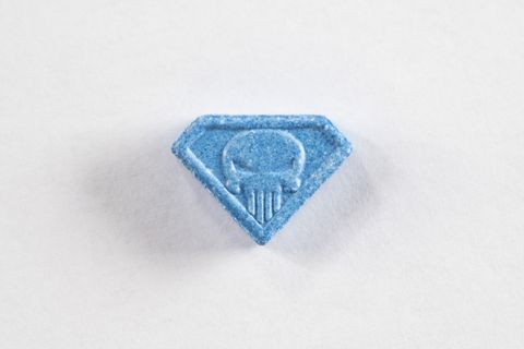 Blue Punisher Ecstasy, ein kleine diamantförmige Tablette