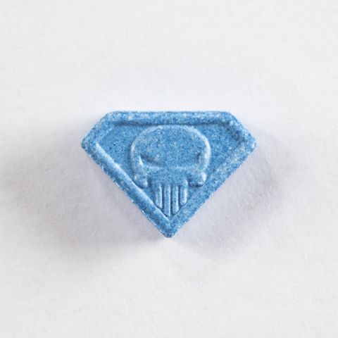 Blue Punisher Ecstasy, ein kleine diamantförmige Tablette