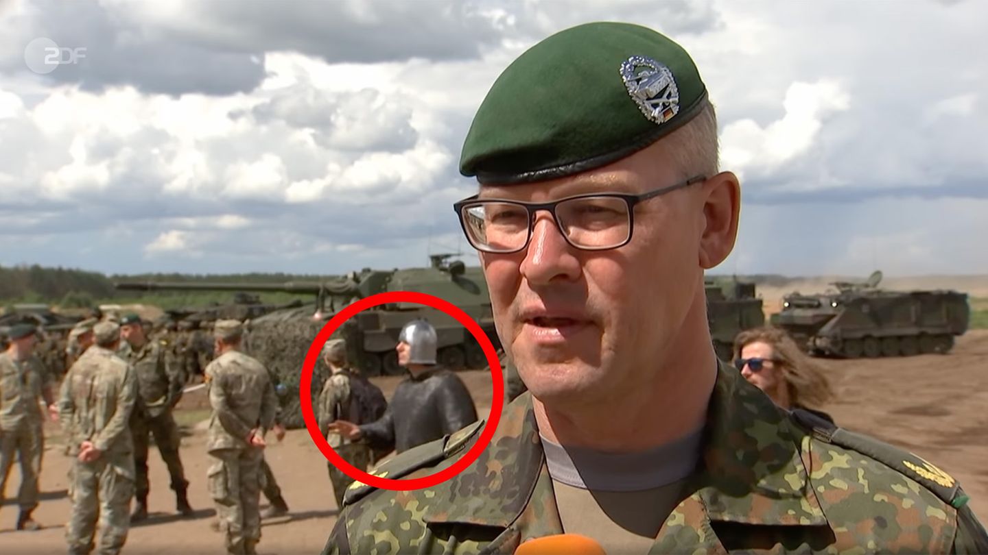 Litauen: Ein Mann in Rittermontur läuft während eines ZDF-Interviews der "Heute"-Nachrichten durchs Bild