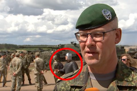 Litauen: Ein Mann in Rittermontur läuft während eines ZDF-Interviews der "Heute"-Nachrichten durchs Bild