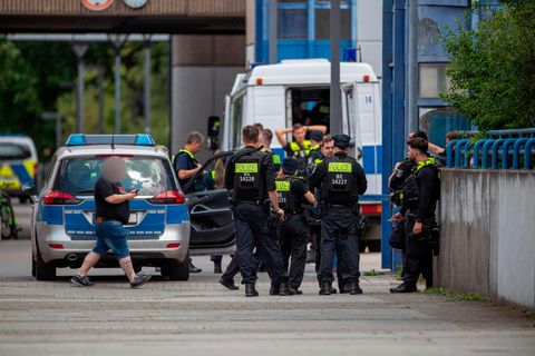 Polizeikräfte stehen vor der Carl-von-Ossietzky-Schule in Berlin-Kreuzberg