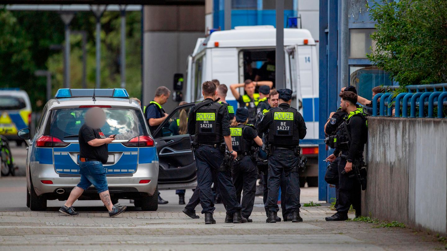 Polizeikräfte stehen vor der Carl-von-Ossietzky-Schule in Berlin-Kreuzberg