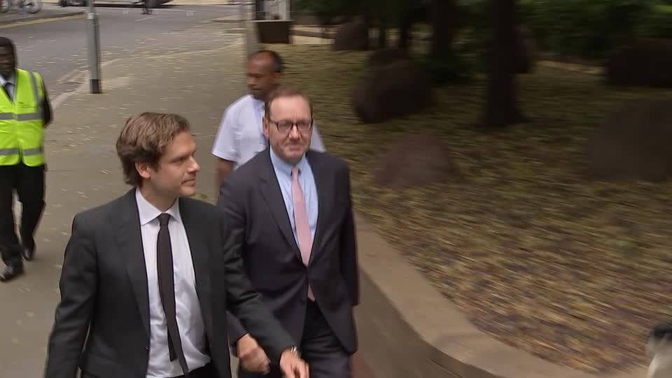 Video: Prozessauftakt für Kevin Spacey