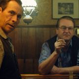 In dem Kaff ist nichts los, und auch in der Dorfkneipe herrscht tote Hose. "Wegen dem scheiß Privatfernsehen sitzen die Leute bloß noch zuhause rum und gucken Tennis", klagt Wirt Karl-Heinz (Marc Hosemann, l.). "Die Bullerei steht an jeder Straßenecke, keiner säuft mehr richtig. Es geht alles den Bach runter." Bauer Trede (Detlev Buck) hat jedoch eine Idee: "Du musst ein Event schaffen, dann kriegen die Leute ihren Arsch auch wieder hoch."