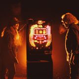 Holger Hübner ringt im Koma mit dem Tod - und schreitet für einen kurzen Moment die Schwelle. Auf der anderen Seite trifft er sein großes Idol: Lemmy Kilmister. Leider gibt es nicht viele solcher Ideen. Die Serie ist insgesamt recht bieder erzählt - zudem mussten die Schauspieler für ihre Rolle optisch ziemlich verunstaltet werden (Charly Hübner mit Dauerwellen-gelocktem Haar!). Für Fans von harten Klängen und Wacken-Besuchern ist die Serie dennoch ein Muss.  Alle sechs Folgen von "Legend of Wacken" stehen ab Freitag, 7. Juli auf RTL+ bereit. RTL Nitro zeigt die Serie an zwei Abenden im Free TV: Am Mittwoch, 12. Juli und Donnerstag, 13. Juli werden jeweils drei Folgen ausgestrahlt.