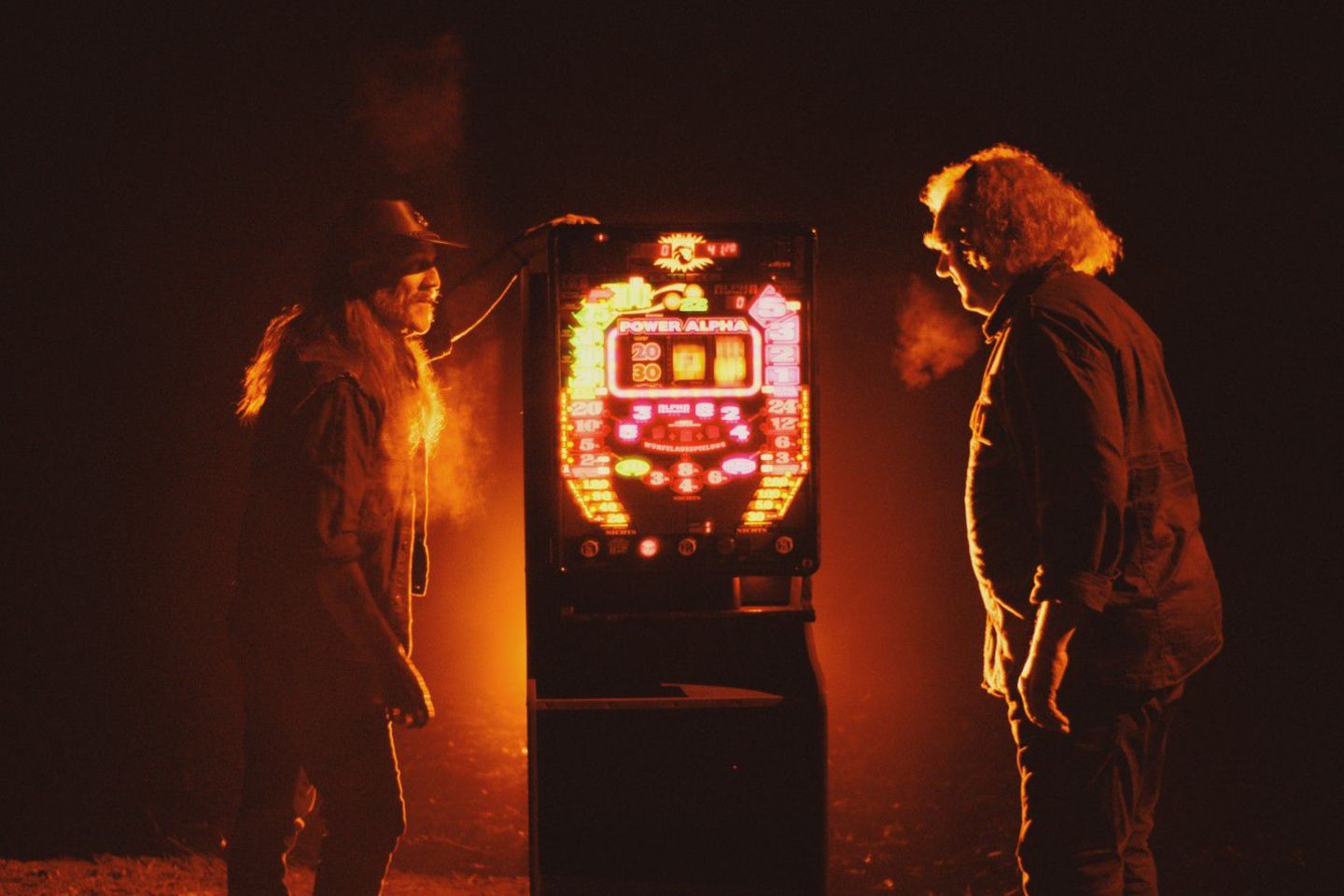 Holger Hübner ringt im Koma mit dem Tod - und schreitet für einen kurzen Moment die Schwelle. Auf der anderen Seite trifft er sein großes Idol: Lemmy Kilmister. Leider gibt es nicht viele solcher Ideen. Die Serie ist insgesamt recht bieder erzählt - zudem mussten die Schauspieler für ihre Rolle optisch ziemlich verunstaltet werden (Charly Hübner mit Dauerwellen-gelocktem Haar!). Für Fans von harten Klängen und Wacken-Besuchern ist die Serie dennoch ein Muss.  Alle sechs Folgen von "Legend of Wacken" stehen ab Freitag, 7. Juli auf RTL+ bereit. RTL Nitro zeigt die Serie an zwei Abenden im Free TV: Am Mittwoch, 12. Juli und Donnerstag, 13. Juli werden jeweils drei Folgen ausgestrahlt.