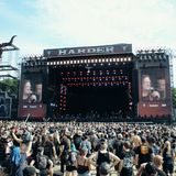 Wie konnte es passieren, dass das weltgrößte Heavy-Metal-Festival ausgerechnet in einer beschaulichen schleswig-holsteinischen Gemeinde entstanden ist? Die Serie "Legend of Wacken" (RTL+ und RTL Nitro) erzählt in sechs Folgen, wie zwei Jugendliche, Thomas Jensen und Holger Hübner, Ende der 80er Jahre aus Langeweile und aus Leidenschaft für ihre Musik ein Festival auf die Beine stellen, das im Laufe der Jahre gigantisch groß wird und sich von 800 zahlenden Zuschauern beim ersten Mal bis auf über 80.000 Besucher steigert und damit die Zahl mehr als verhundertfacht.