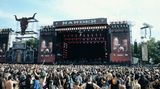 Wie konnte es passieren, dass das weltgrößte Heavy-Metal-Festival ausgerechnet in einer beschaulichen schleswig-holsteinischen Gemeinde entstanden ist? Die Serie "Legend of Wacken" (RTL+ und RTL Nitro) erzählt in sechs Folgen, wie zwei Jugendliche, Thomas Jensen und Holger Hübner, Ende der 80er Jahre aus Langeweile und aus Leidenschaft für ihre Musik ein Festival auf die Beine stellen, das im Laufe der Jahre gigantisch groß wird und sich von 800 zahlenden Zuschauern beim ersten Mal bis auf über 80.000 Besucher steigert und damit die Zahl mehr als verhundertfacht.