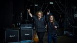 Die beiden Gründer werden in der Gegenwart gespielt von Charly Hübner (Holger Hübner, l.) und Aurel Manthei (Thomas Jensen). Ihr Auftritt beim Wacken Open Air 2022 bildet aber nur die Rahmenhandlung.
