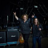 Die beiden Gründer werden in der Gegenwart gespielt von Charly Hübner (Holger Hübner, l.) und Aurel Manthei (Thomas Jensen). Ihr Auftritt beim Wacken Open Air 2022 bildet aber nur die Rahmenhandlung.