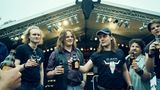 Die Serie ist dominiert von Männern mit Matten und schlechten Frisuren. Im Soundtrack ist viel Musik von den Metal-Bands jener Jahre zu hören, etwa Motörhead oder Metallica. 