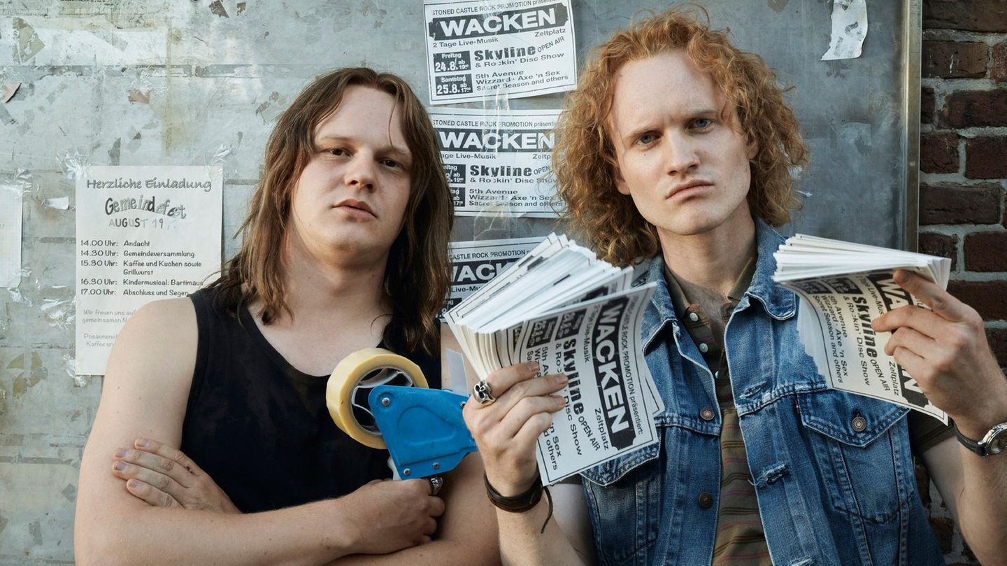 So kommt es, dass Thomas Jensen (Sebastian Jakob Doppelbauer, l.) und Holger Hübner (Sammy Scheuritzel) ein eigenes Festival auf die Beine stellen. Während Hübner im Jahr 2022 im Koma liegt, erzählt sein Partner Jensen am Krankenbett davon, wie alles begann. Die Zuschauer werden zurückversetzt in die die alte Bundesrepublik unter Helmut Kohl. Wir erfahren von zwei Jugendlichen, denen Heavy Metal alles bedeutet und ein Ausweg ist aus dem tristen Leben in der norddeutschen Provinz. 