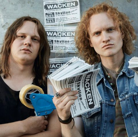 So kommt es, dass Thomas Jensen (Sebastian Jakob Doppelbauer, l.) und Holger Hübner (Sammy Scheuritzel) ein eigenes Festival auf die Beine stellen. Während Hübner im Jahr 2022 im Koma liegt, erzählt sein Partner Jensen am Krankenbett davon, wie alles begann. Die Zuschauer werden zurückversetzt in die die alte Bundesrepublik unter Helmut Kohl. Wir erfahren von zwei Jugendlichen, denen Heavy Metal alles bedeutet und ein Ausweg ist aus dem tristen Leben in der norddeutschen Provinz. 