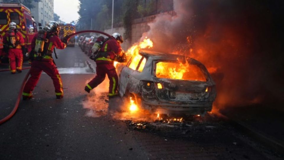 Einsatzkräfte löschen brennendes Auto in Nanterre