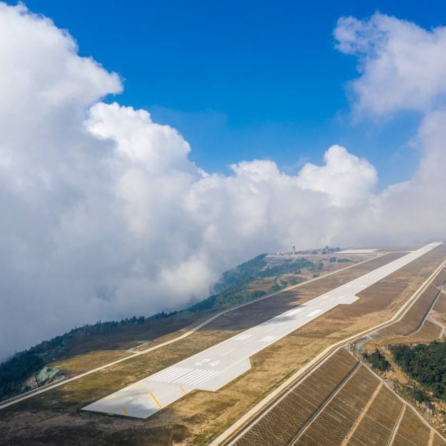Video zeigt den verrcktesten Airport der Welt - Chinesen setzen Flughafen  auf einen Bergrcken | STERN.de