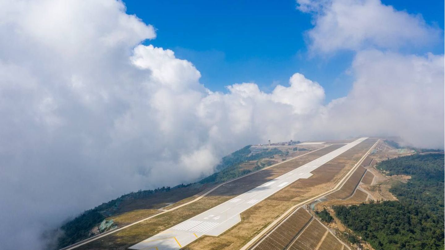 Surreale Aufnahme der Start- und Landebahn