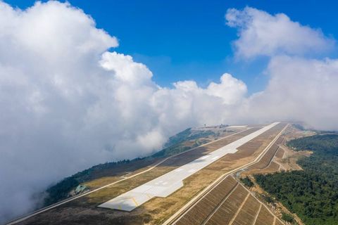 Surreale Aufnahme der Start- und Landebahn