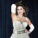 Madonna bei den MTV Video Music Awards, in einer Art Hochzeitskleid mit einem Gürtel mit der Aufschrift "Boy Toy"