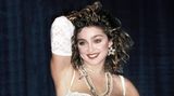Madonna bei den MTV Video Music Awards, in einer Art Hochzeitskleid mit einem Gürtel mit der Aufschrift "Boy Toy"