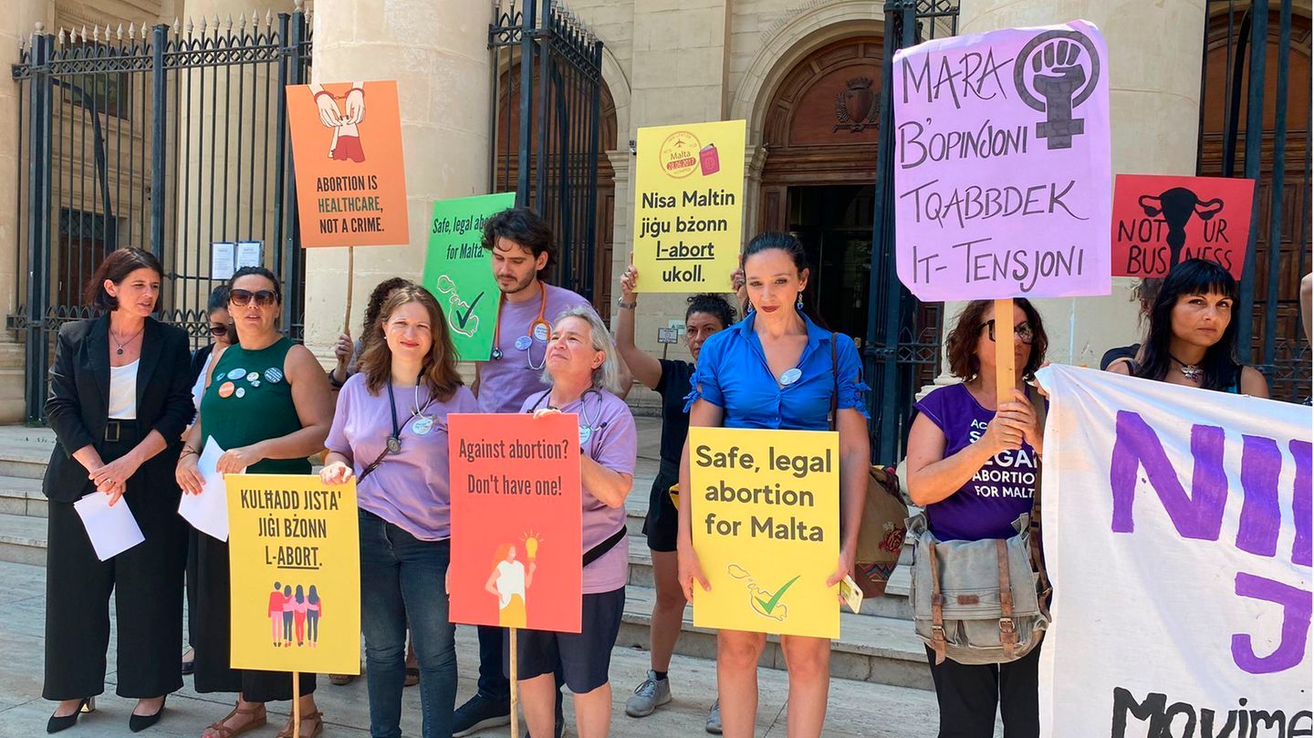 Eine Gruppe Protestierender vor einem Gericht in Valletta, Malta