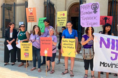 Eine Gruppe Protestierender vor einem Gericht in Valletta, Malta