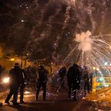 Feuerwerkskörper explodieren während Ausschreitungen in Nanterre, außerhalb von Paris