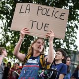 "Polizei tötet" steht auf dem Schild dieser Demonstrantin