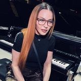 Madonna heute. Wenn auch optisch fit, macht sich bei der Sängerin mittlerweile das Alter bemerkbar. 2020 erhielt sie ein künstliches Hüftgelenk. Doch an ein Karriereende denkt die Sängerin auch mit 66 Jahren noch nicht. 