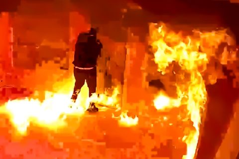 Brandstifter wollen Friseursalon anzünden – und stehen plötzlich selbst in den Flammen