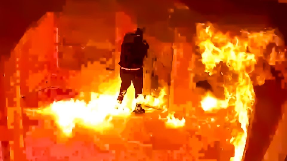 Brandstifter wollen Friseursalon anzünden – und stehen plötzlich selbst in den Flammen