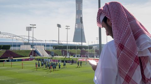 Ein Zuschauer beobachtet das Training des Bayern im Januar in Doha