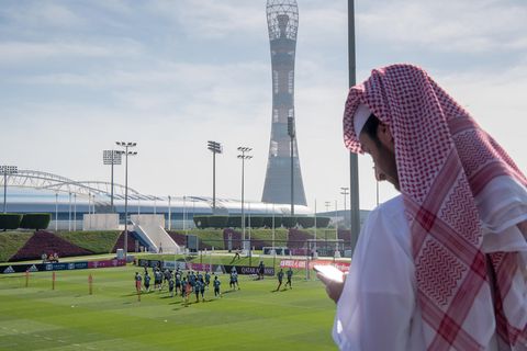 Ein Zuschauer beobachtet das Training des Bayern im Januar in Doha