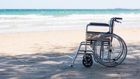 Ein Rollstuhl an einem Strand in Griechenland