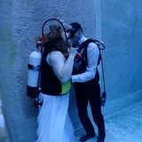 Wer für die Hochzeit unter Wasser nicht so weit reisen möchte, der kann auch im Erlebnisbad "Monte Mare" im nordrhein-westfälischen Rheinbach eine standesamtliche Trauung vollziehen. Im zehn Meter tiefen Indoor-Tauchbecken können sich Brautpaare das Ja-Wort geben. Voraussetzung ist ein Tauchschein und ein gültiges Tauchtauglichkeitsattest. Neben der Grundgebühr für die Prüfung der Ehefähigkeit und der Gebühr für das Ausstellen der Heiratsurkunde fällt eine Gebühr von 55 Euro für die Eheschließung außerhalb des Standesamtes an. "Monte Mare" erhebt zudem eine Pauschale von 100 Euro sowie Eintrittspreise ab 49,90 Euro für einen Taucher und ab 16 Euro für Nichttaucher. Für einen Sektempfang, Blumenschmuck, einen Fotografen oder einen Schnuppertauchkurs für die Brauteltern fallen zusätzliche Kosten an. Eine Live-Übertragung für die Hochzeitsgäste oberhalb der Wasseroberfläche ist möglich. An Wochenenden werden Hochzeiten ausschließlich im Sommer angeboten.