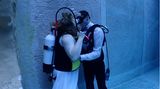 Wer für die Hochzeit unter Wasser nicht so weit reisen möchte, der kann auch im Erlebnisbad "Monte Mare" im nordrhein-westfälischen Rheinbach eine standesamtliche Trauung vollziehen. Im zehn Meter tiefen Indoor-Tauchbecken können sich Brautpaare das Ja-Wort geben. Voraussetzung ist ein Tauchschein und ein gültiges Tauchtauglichkeitsattest. Neben der Grundgebühr für die Prüfung der Ehefähigkeit und der Gebühr für das Ausstellen der Heiratsurkunde fällt eine Gebühr von 55 Euro für die Eheschließung außerhalb des Standesamtes an. "Monte Mare" erhebt zudem eine Pauschale von 100 Euro sowie Eintrittspreise ab 49,90 Euro für einen Taucher und ab 16 Euro für Nichttaucher. Für einen Sektempfang, Blumenschmuck, einen Fotografen oder einen Schnuppertauchkurs für die Brauteltern fallen zusätzliche Kosten an. Eine Live-Übertragung für die Hochzeitsgäste oberhalb der Wasseroberfläche ist möglich. An Wochenenden werden Hochzeiten ausschließlich im Sommer angeboten.