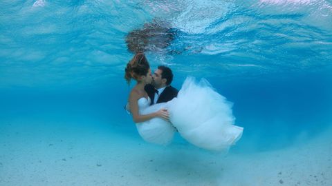 An verschiedenen Orten der Welt können Brautpaare unter Wasser heiraten (Symbolbild)