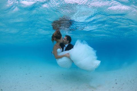 An verschiedenen Orten der Welt können Brautpaare unter Wasser heiraten (Symbolbild)